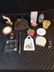 Small leather purse and decor