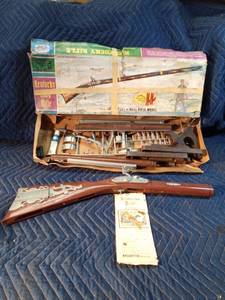 1970 Kentucky rifle (replica of the rifle used by Davy crocket, Daniel Boone and Lewis & Clark