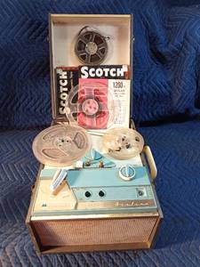 Montgomery Wards airline tube reel to reel player (turns on)