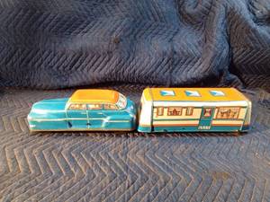 19502s Wolverine tin litho toy set featuring a 4 door Sedan and a house trailer with wooden wheels