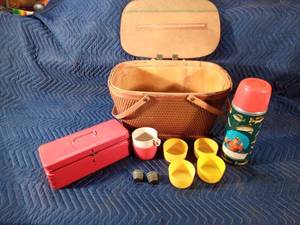 Vintage picnic basket with Aladden Angular thermos, tin box, plastic cups and extra thermos caps