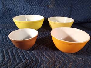 4 Colored Pyrex bowls