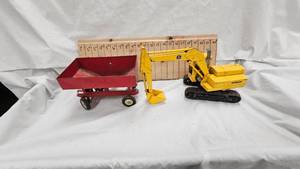Ertl 116 John Deere Excavator and 116 Scale Ring Transfer Gravity Box