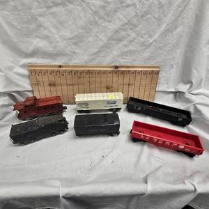 Lot of 6 Lionel Box Cars, Caboose, Etc