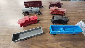 Lot of 7 Lionel Box Cars, Caboose, Etc