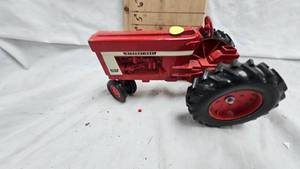 Ertl International 966 Tractor, 70s