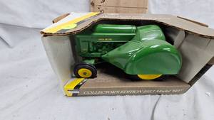Ertl John Deere Model 60 Orchard Tractor with Box