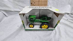 John Deere-Spec Cast wbox-116 Unstyle L Tractor