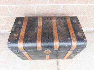 Victorian Antique Steamer Trunk With Original Paper Lining & Lift-Out Tray