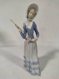 Lladro Aranjuez - Little Lady with Parasol Figurine #4879