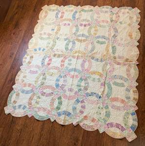 Double Wedding Ring Patchwork Quilt with Scalloped Edge (Twin Size)