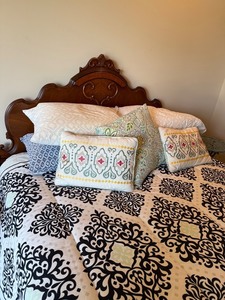 Ornate Full Size Wood Bed Frame With Quilt & Pillow Set