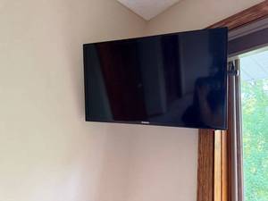 Samsung 32 in Flat Screen TV Black Wall Mountable See Photos