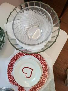 Mixed Lot Tien Hsing Ceramic Heart Plates & Glass Bowls