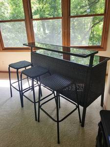 Outdoor Wicker Bar Set With 4 Stools