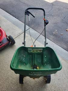 Scotts Turf Builder EdgeGuard DLX Broadcast Spreader