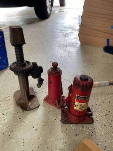 Lot of Assorted Vintage Screw Post and Hydraulic Bottle Jacks