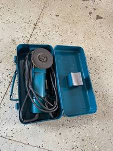 Makita 9501B 100mm Disc Grinder with Metal Case & Accessories