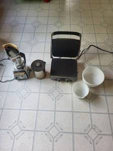 Osterizer Blender, Farberware Grill & Kitchenware Mixed Lot