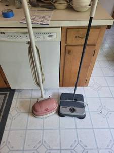 Hoover & Rubbermaid Floor Sweepers Mixed Lot