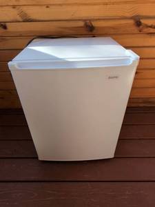 Sanyo Compact Mini Refrigerator White Model SR-257W 19x20x25