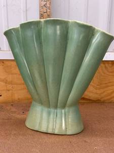 Vintage Red Wing USA Art Pottery Fan Vase Green Matte Glaze 416