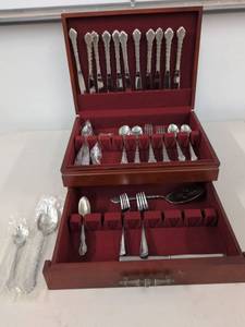 Oneida Community Stainless Flatware Set in McGraw Wood Chest