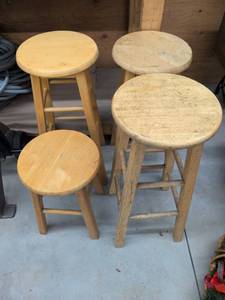 Set of 4 Round Wooden Bar Stools and Counter Stools Natural Finish