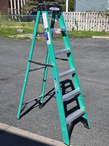 Nice Condition WERNER 6 Fiberglass Ladder - Green