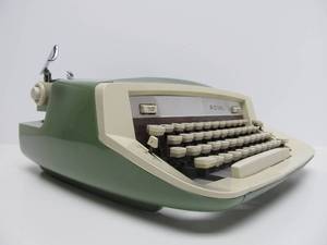 Great Looking Vintage Portable ROYAL Typewriter wCase - Green