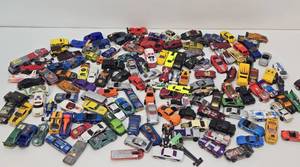 Large Lot of Assorted Matchbox, Hot Wheels &amp other Cars - Some Vintage