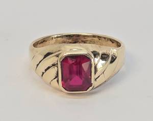 Vintage 10K Gold Ring wRuby - 3.96 grams