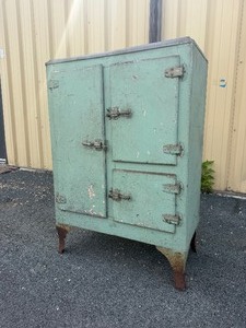 Great Looking Vintage 1930s era Ice Chest