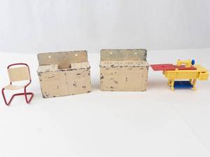 Renwal Miniature Sewing Machine & Furniture Mixed Lot