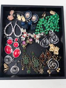 Assorted costume jewelry earrings