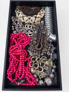 Costume Jewelry Mixed Lot in Tray