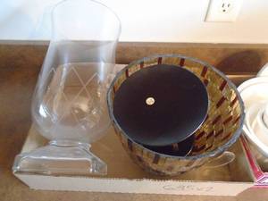 Lot of dishes & bowls. As shown.  CASH ON SITE ONLY. PICKUP IS TUESDAY MAY 26TH FROM 11 AM TO 4 PM ONLY. THERE IS NO OTHER OPPORTUNITY TO PICK UP YOUR ITEM THAN THIS TIME & REGARDLESS WHAT THE SCHEDULE STATES.