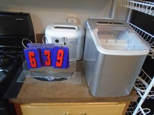 Kitchen appliances. As shown.. CASH ON SITE ONLY. PICKUP IS TUESDAY MAY 26TH FROM 11 AM TO 4 PM ONLY. THERE IS NO OTHER OPPORTUNITY TO PICK UP YOUR ITEM THAN THIS TIME & REGARDLESS WHAT THE SCHEDULE STATES.