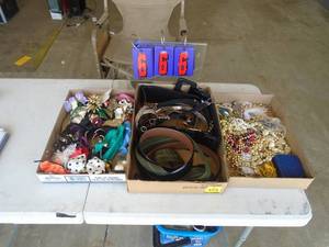 Assorted jewelry & belts.. As shown. CASH ON SITE ONLY. PICKUP IS TUESDAY MAY 26TH FROM 11 AM TO 4 PM ONLY. THERE IS NO OTHER OPPORTUNITY TO PICK UP YOUR ITEM THAN THIS TIME & REGARDLESS WHAT THE SCHEDULE STATES.