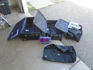 American tourister luggage set. Appears slightly used. As shown. CASH ON SITE ONLY. PICKUP IS TUESDAY MAY 26TH FROM 11 AM TO 4 PM ONLY. THERE IS NO OTHER OPPORTUNITY TO PICK UP YOUR TIEM THAN THIS TIME & REGARDLESS WHAT THE SCHEDULE STATES.
