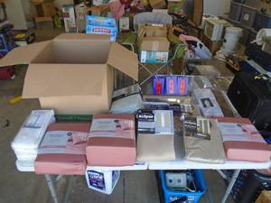 Assorted linens. As shown. CASH ON SITE ONLY. PICKUP IS TUESDAY MAY 26TH FROM 11 AM TO 4 PM ONLY. THERE IS NO OTHER OPPORTUNITY TO PICK UP YOUR TIEM THAN THIS TIME & REGARDLESS WHAT THE SCHEDULE STATES.