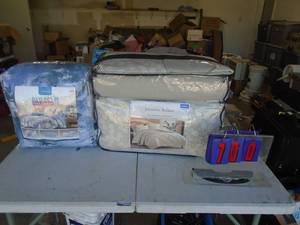 Bedding in packages. Looks new. As shown. CASH ON SITE ONLY. PICKUP IS TUESDAY MAY 26TH FROM 11 AM TO 4 PM ONLY. THERE IS NO OTHER OPPORTUNITY TO PICK UP YOUR TIEM THAN THIS TIME & REGARDLESS WHAT THE SCHEDULE STATES.