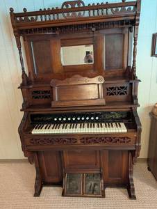Victorian Cottage Upright Reed Organ