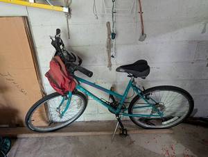Schwinn Woodlands Hybrid Bicycle With Rear Bag