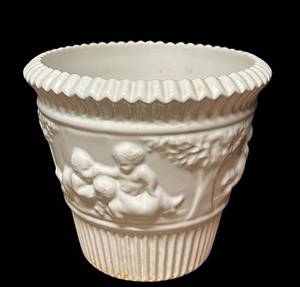 J6 - Roseville Donatello 657-6 White Matte Planter