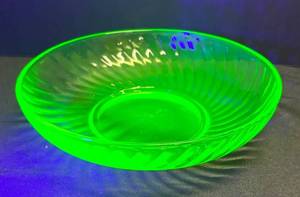 K5 - Vintage Anchor Hocking Uranium Glass Berry Bowl
