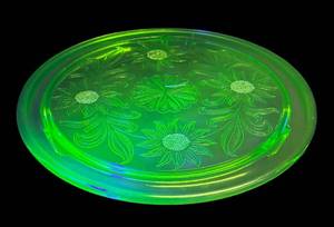 A4 - Vintage Jeannette Glass Sunflower Uranium Footed Cake Plate