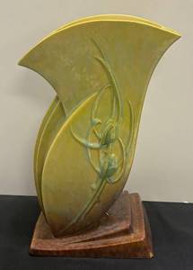A5 - Vintage Roseville Pottery Wincraft Art Deco Vase