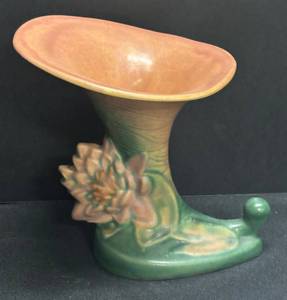 B5 - Vintage Roseville Water Lily Cornucopia Vase