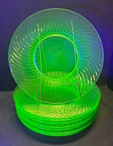 K6 - Ten Vintage Hocking Spiral Uranium Glass Luncheon Plates